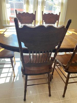 LOT 76K: Kitchen / Dining Claw-Foot Table w/ 6 Chairs
