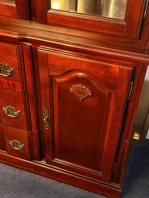 LOT 82D: Dining Room Hutch / China Cabinet