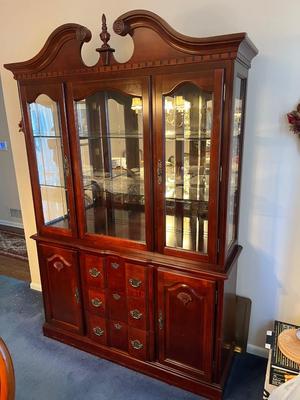 LOT 82D: Dining Room Hutch / China Cabinet