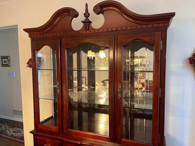 LOT 82D: Dining Room Hutch / China Cabinet