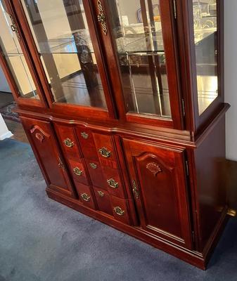 LOT 82D: Dining Room Hutch / China Cabinet