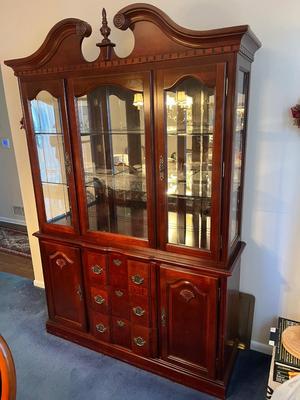 LOT 82D: Dining Room Hutch / China Cabinet