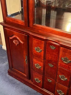 LOT 82D: Dining Room Hutch / China Cabinet