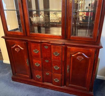 LOT 82D: Dining Room Hutch / China Cabinet