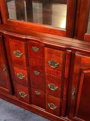 LOT 82D: Dining Room Hutch / China Cabinet