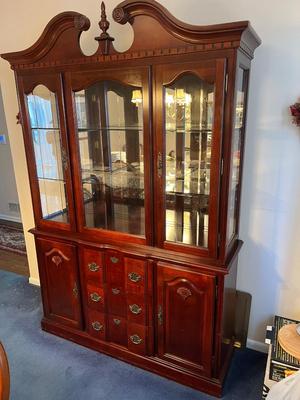 LOT 82D: Dining Room Hutch / China Cabinet
