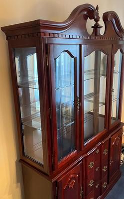 LOT 82D: Dining Room Hutch / China Cabinet