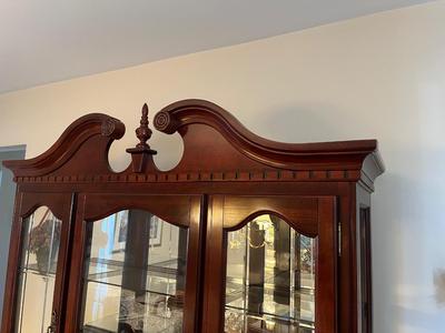 LOT 82D: Dining Room Hutch / China Cabinet