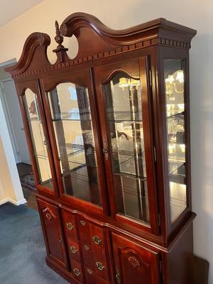 LOT 82D: Dining Room Hutch / China Cabinet