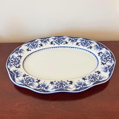 LOT 85D: Blue and White Patterned Soup Tureen, Platter and Ladle