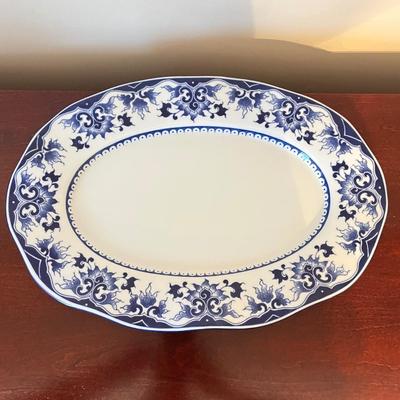 LOT 85D: Blue and White Patterned Soup Tureen, Platter and Ladle