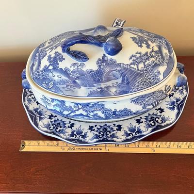 LOT 85D: Blue and White Patterned Soup Tureen, Platter and Ladle