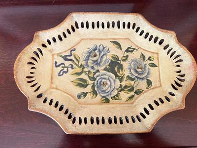 LOT 90D: Floral Themed Home Decor - Wall Hangings, Vase and More