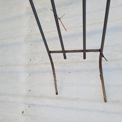 Three Metal Trellises (Y-EL)