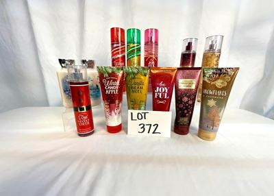 Lot M 372 BATH & BODY WORKS Snowflakes and Holidays Lot