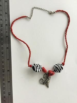 Unmarked red and zebra beaded fashion necklace