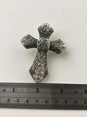 Unmarked cross fashion necklace pendant