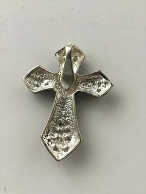 Unmarked cross fashion necklace pendant