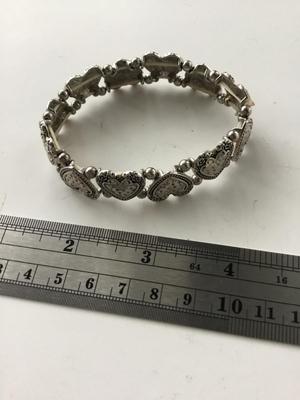 Beautiful silver tone heart stretchy fashion bracelet