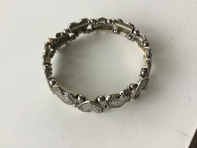 Beautiful silver tone heart stretchy fashion bracelet