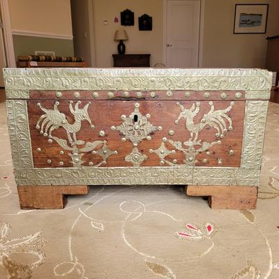 Antique Wooden Trunk (BD-EL)