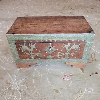 Antique Wooden Trunk (BD-EL)