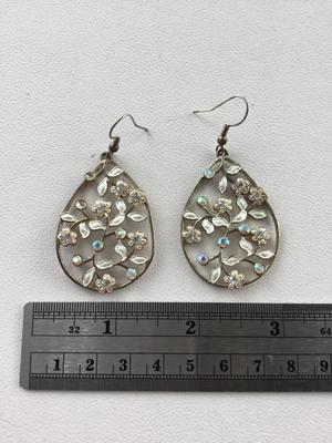 Beautiful unmarked fashion earrings