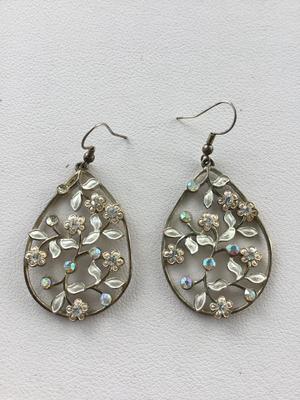 Beautiful unmarked fashion earrings