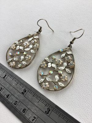 Beautiful unmarked fashion earrings