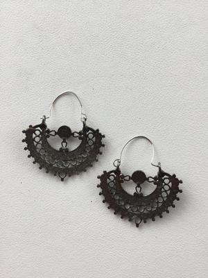 Beautiful unmarked fashion earrings