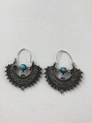 Beautiful unmarked fashion earrings