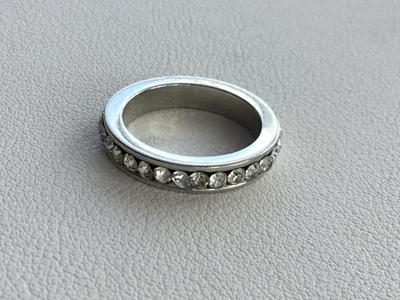 Beautiful unmarked rhinestone fashion ring