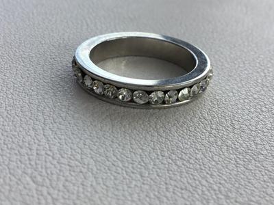 Beautiful unmarked rhinestone fashion ring