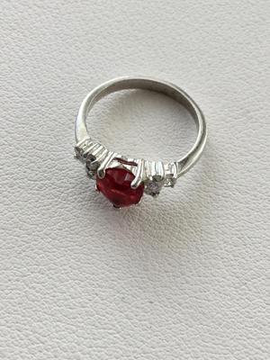 Beautiful unmarked silver tone red heart fashion ring