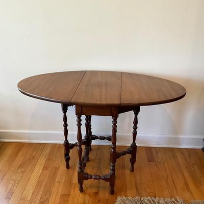 L1186 Small Vintage Oval Gate Leg Table