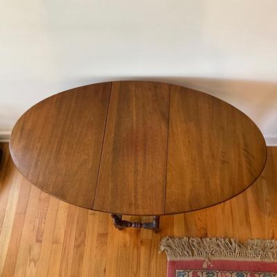 L1186 Small Vintage Oval Gate Leg Table