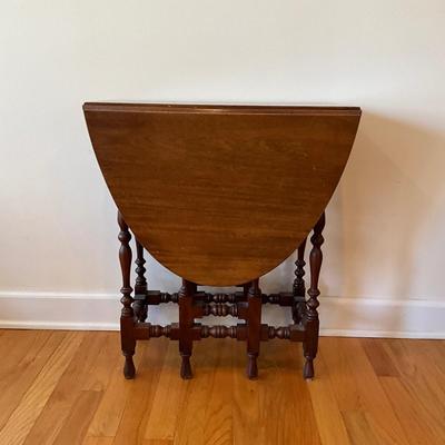 L1186 Small Vintage Oval Gate Leg Table