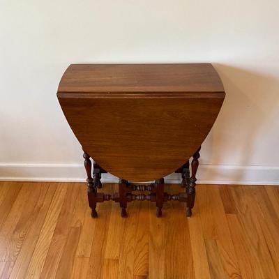 L1186 Small Vintage Oval Gate Leg Table
