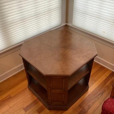 L1197 Henredon Octagonal 2-Tier End Table