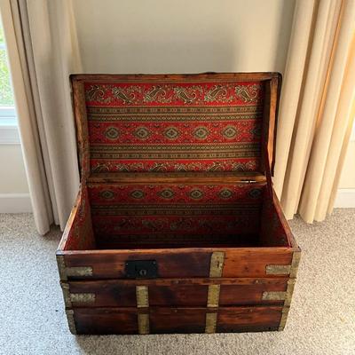 O1213 Antique Steamer Trunk Chest