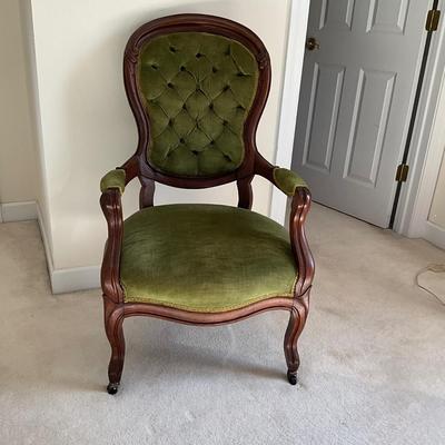 UBR1232 Victorian Green Velvet Parlor Chair
