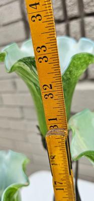 Dale Tiffany Style Table Lamp tulip Glass and Dragon Fly Accent 1980s