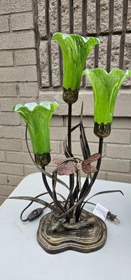 Dale Tiffany Style Table Lamp tulip Glass and Dragon Fly Accent 1980s
