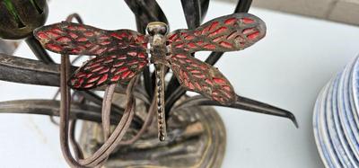 Dale Tiffany Style Table Lamp tulip Glass and Dragon Fly Accent 1980s