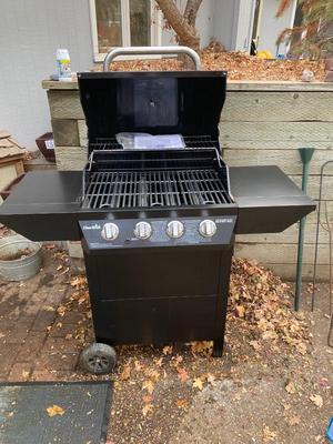 BRAND NEW CHAR-BROILER ADVANTAGE PROPANE BBQ GRILL