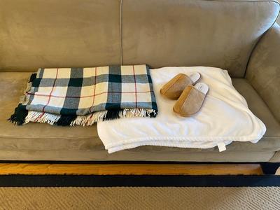 SUPER SOFT WONDERSHOP WHITE THROW, AMANA WOOL BLANKET, NEW MENS GOODFELLOW & CO SLIPPERS