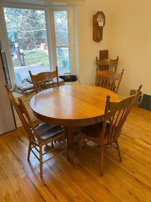 ANTIQUE DINING ROOM TABLE AND 4 ANTIQUE CHAIRS PLUS 1 LEAF