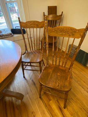 ANTIQUE DINING ROOM TABLE AND 4 ANTIQUE CHAIRS PLUS 1 LEAF