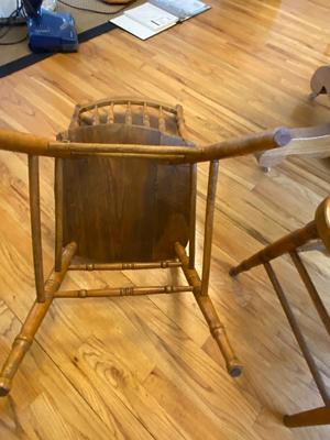 ANTIQUE DINING ROOM TABLE AND 4 ANTIQUE CHAIRS PLUS 1 LEAF