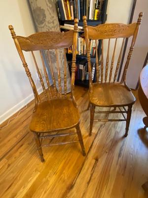 ANTIQUE DINING ROOM TABLE AND 4 ANTIQUE CHAIRS PLUS 1 LEAF